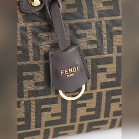Оригинальная модель FENDI — новая сумк