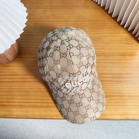 Новая модель бейсболки GUCCI с лаконич