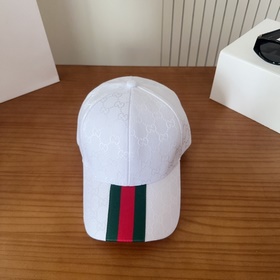 GUCCI — лаконичная бейсболка, очень мо