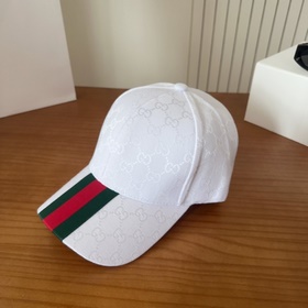 GUCCI — лаконичная бейсболка, очень мо