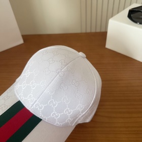 GUCCI — лаконичная бейсболка, очень мо
