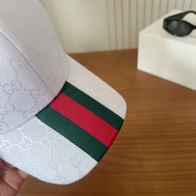 GUCCI — лаконичная бейсболка, очень мо