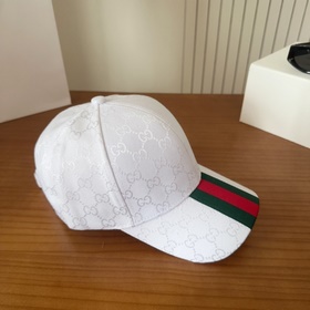 GUCCI — лаконичная бейсболка, очень мо