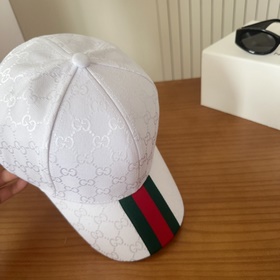 GUCCI — лаконичная бейсболка, очень мо