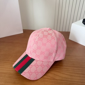 GUCCI — лаконичная бейсболка, очень мо