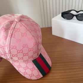 GUCCI — лаконичная бейсболка, очень мо