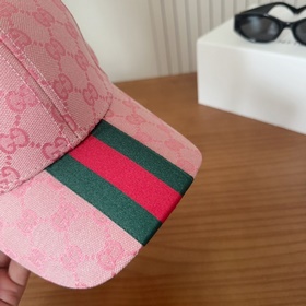 GUCCI — лаконичная бейсболка, очень мо