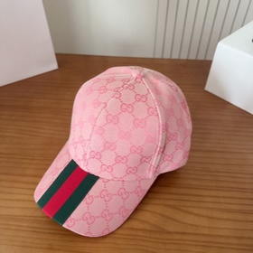 GUCCI — лаконичная бейсболка, очень мо