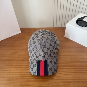 GUCCI — лаконичная бейсболка, очень мо