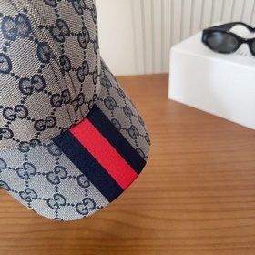 GUCCI — лаконичная бейсболка, очень мо