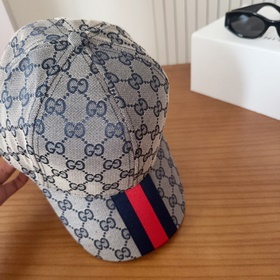 GUCCI — лаконичная бейсболка, очень мо