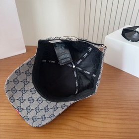 GUCCI — лаконичная бейсболка, очень мо