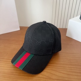 GUCCI — лаконичная бейсболка, очень мо