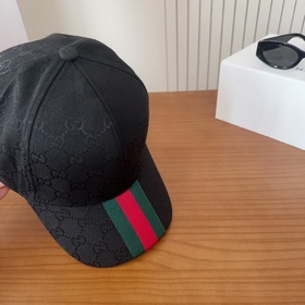 GUCCI — лаконичная бейсболка, очень мо