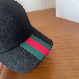 GUCCI — лаконичная бейсболка, очень мо