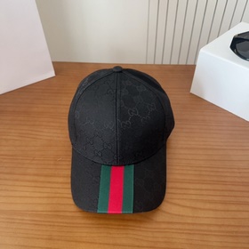 GUCCI — лаконичная бейсболка, очень мо