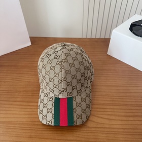GUCCI — лаконичная бейсболка, очень мо