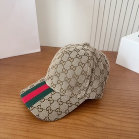 GUCCI — лаконичная бейсболка, очень мо