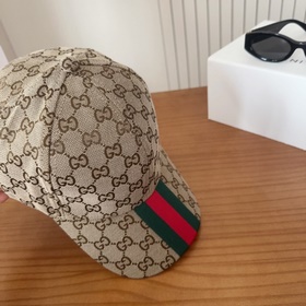 GUCCI — лаконичная бейсболка, очень мо