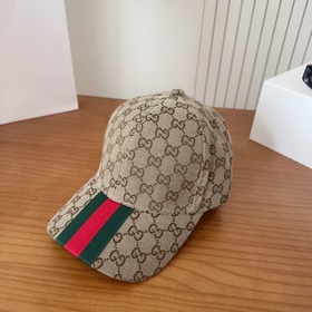 GUCCI — лаконичная бейсболка, очень мо