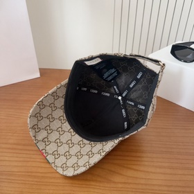 GUCCI — лаконичная бейсболка, очень мо
