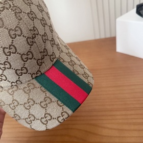 GUCCI — лаконичная бейсболка, очень мо