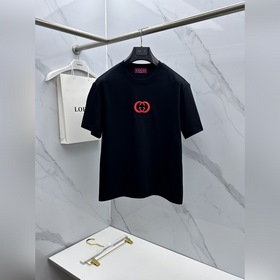 Gucci： премьера новой коллекции в фирм