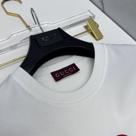 Gucci： премьера новой коллекции в фирм