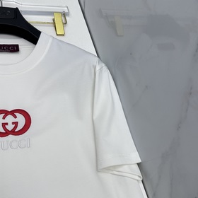 Gucci： премьера новой коллекции в фирм