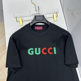 Gucci： премьера новой коллекции в фирм