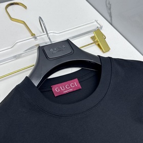 Gucci： премьера новой коллекции в фирм