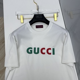 Gucci： премьера новой коллекции в фирм