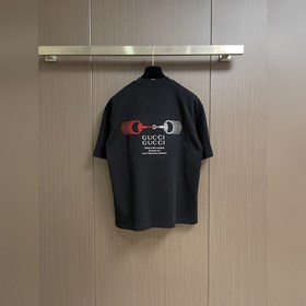 Новая модель футболки с короткими рука