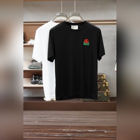Новая модель футболки с круглым вырезо