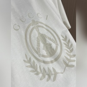Футболка Gucci с принтом виде ретро-эм