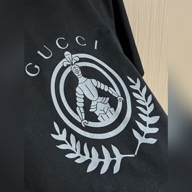 Футболка Gucci с принтом виде ретро-эм