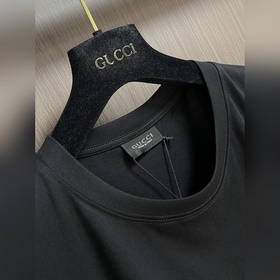 Футболка Gucci с принтом виде ретро-эм