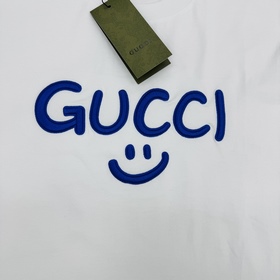 Тенденционная футболка Gucci с изображ
