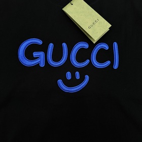Тенденционная футболка Gucci с изображ