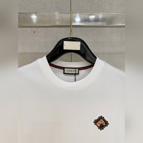 Новая модель мужской футболки с круглы