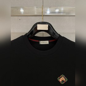 Новая модель мужской футболки с круглы