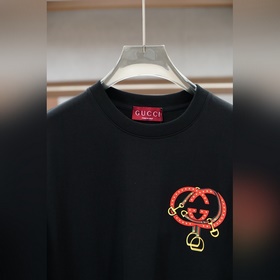 Gucci — новая весенне-летняя коллекция