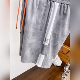 Hermès： с полным набором логотипов, но