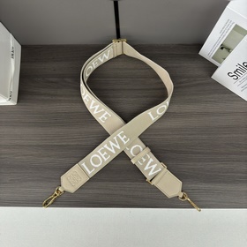 Новая модель Loewe с вышитыми широкими