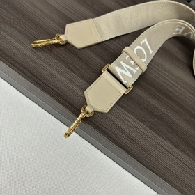 Новая модель Loewe с вышитыми широкими