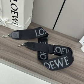 Новая модель Loewe с вышитыми широкими