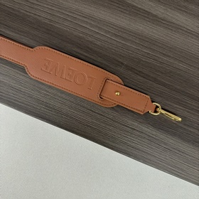Новая модель Loewe： классический плече