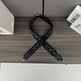 Новая модель Loewe с вышитыми широкими