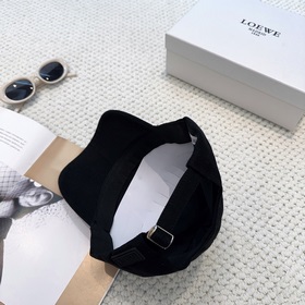 Новая бейсболка Loewe с оригинальным д