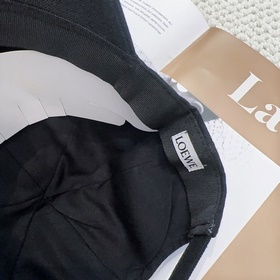 Новая бейсболка Loewe с оригинальным д